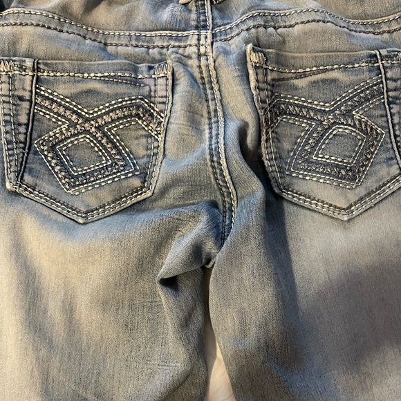 Women’s Soft and Stylish Hydraulic Jeans with small splits by the ankle - Picture 6 of 9